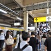 通勤時間帯の南武線・府中本町駅