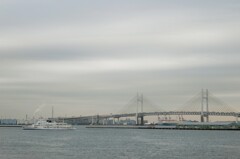 墨絵のような横浜港