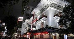 傾(かぶ)く歌舞伎座
