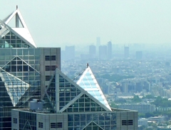 パークハイアット東京越しの横浜ランドマークタワー