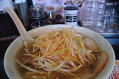 昼食はネギ焼き豚ラーメン