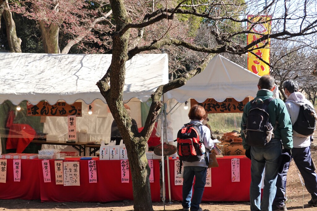 「やほやきいも」を買うハイキング仲間