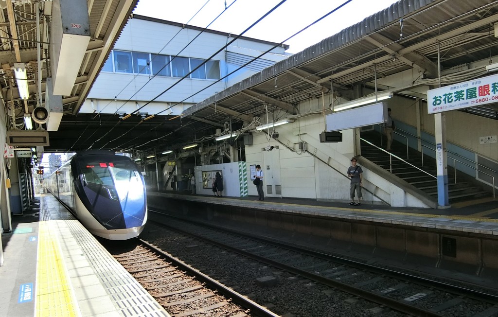 お花茶屋駅を通過する京成AE型電車