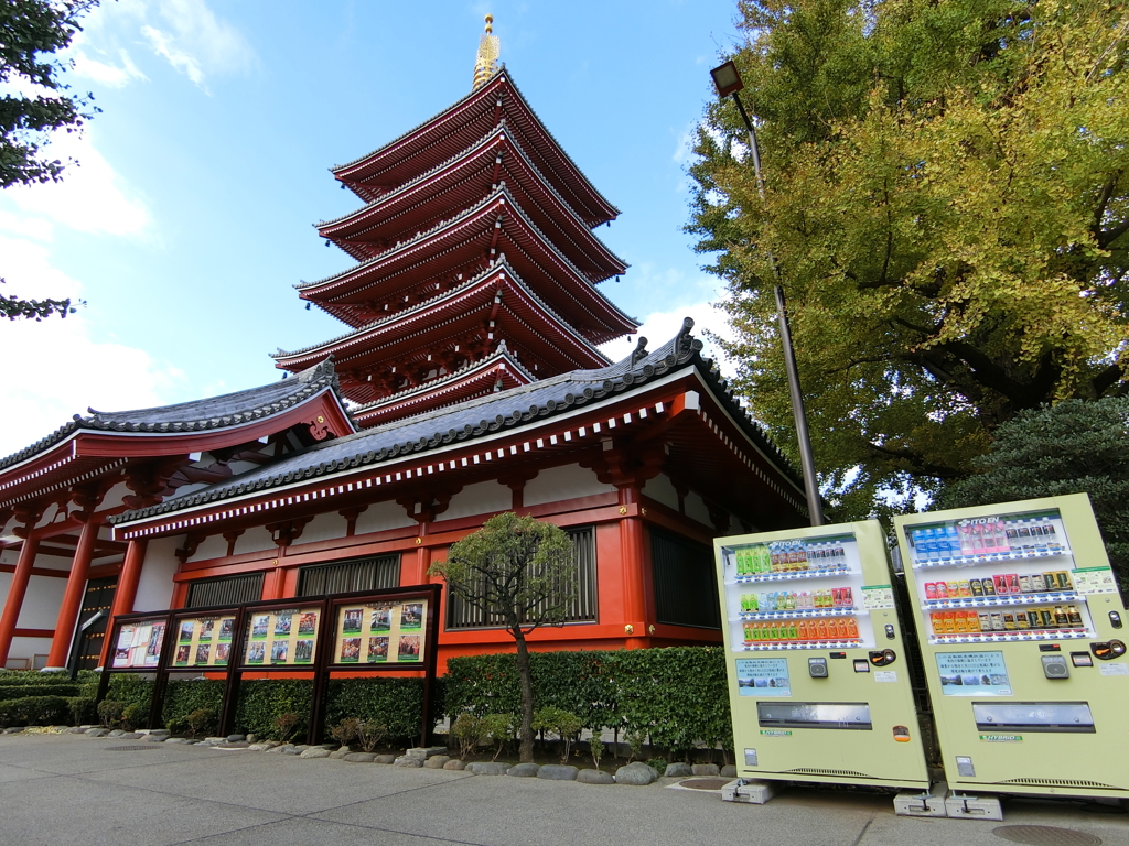 五重塔の前に自販機ねぇ