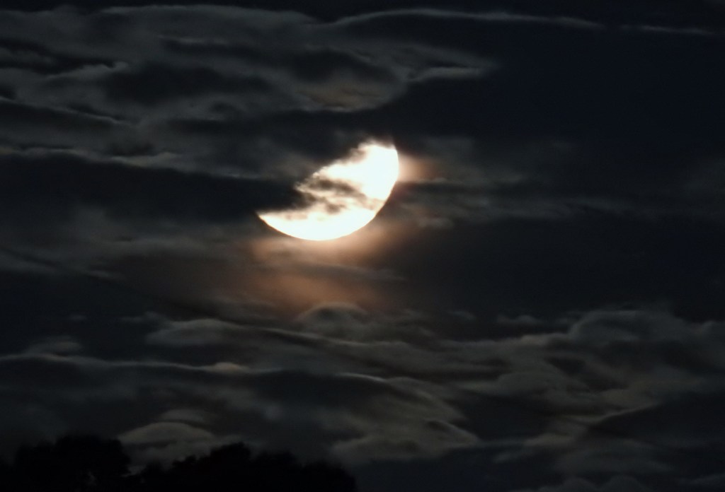 艶やかな夜の雲