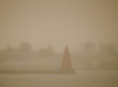 雨に煙る灯台