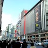 銀座4丁目交差点と汚い車