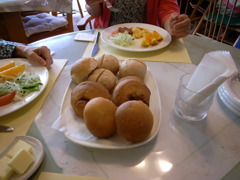 手作り焼きたてのパン３種類です。