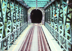 トンネルへ