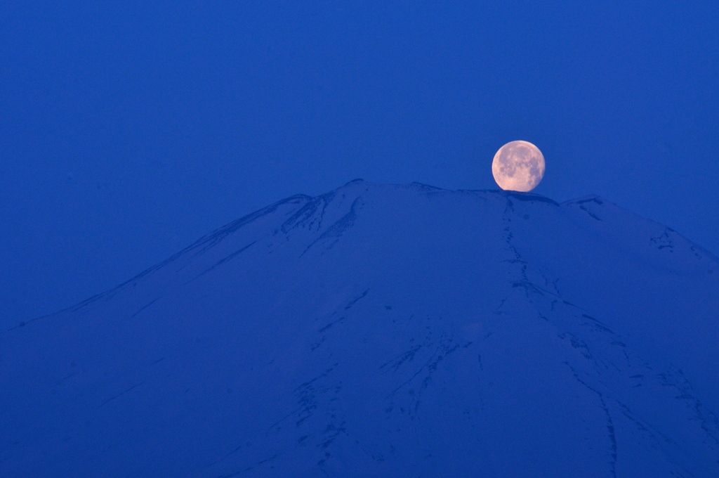 お月さん、富士へ帰る