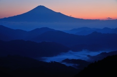 朝を待つ霊峰