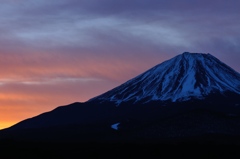 聳え立つ冬富士