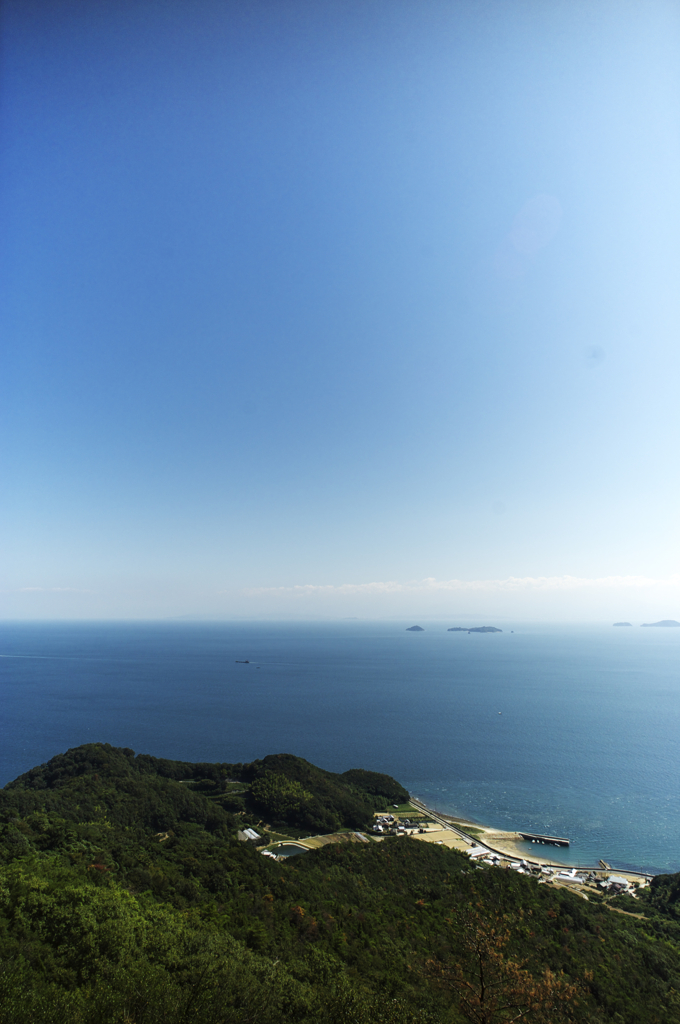 ある漁村と海と空