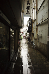 濡れる路地を撮れ、オーヴァー。ラジャ、オーヴァー。