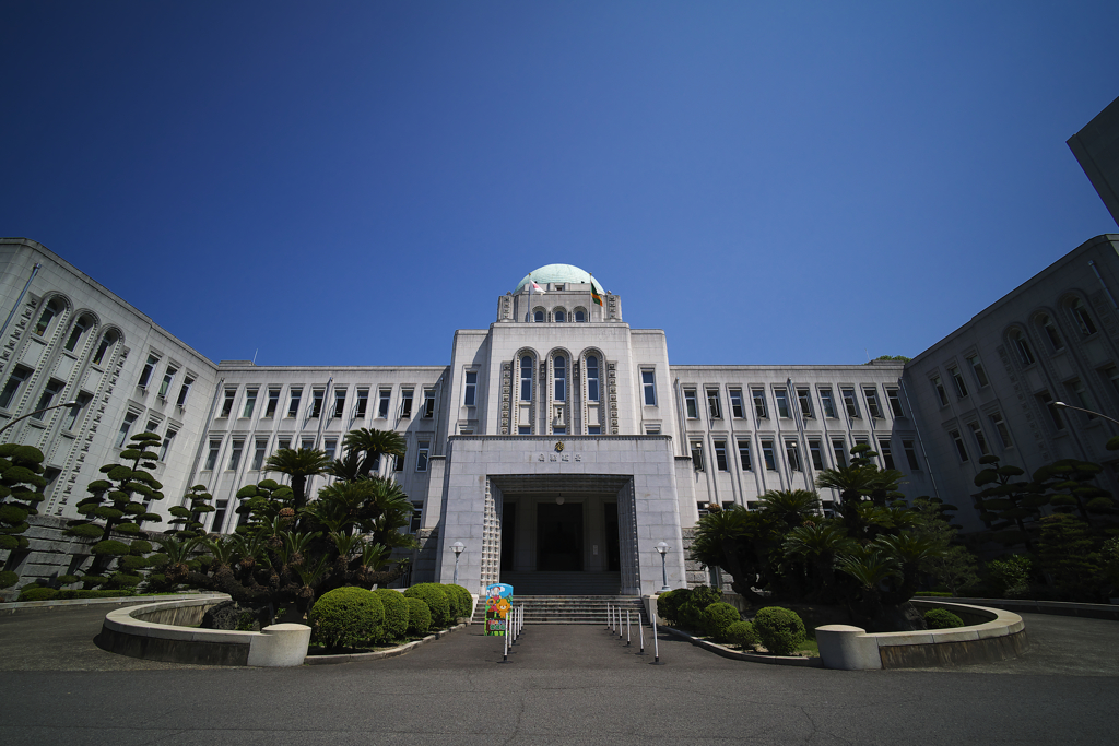 愛媛県庁　門前より