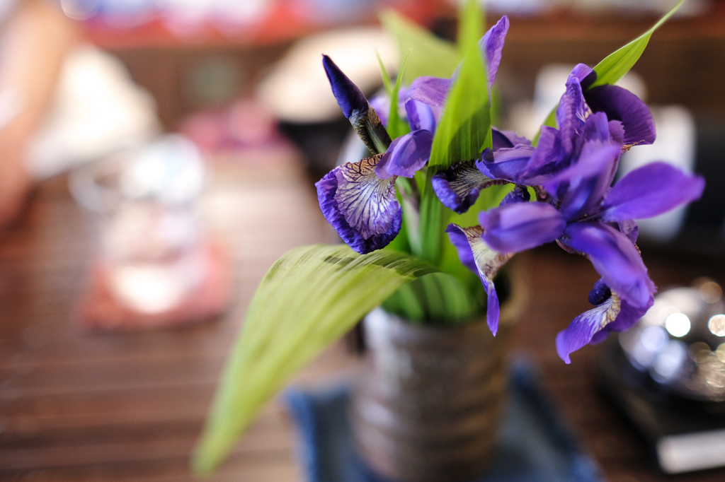 喫茶店の卓上の花