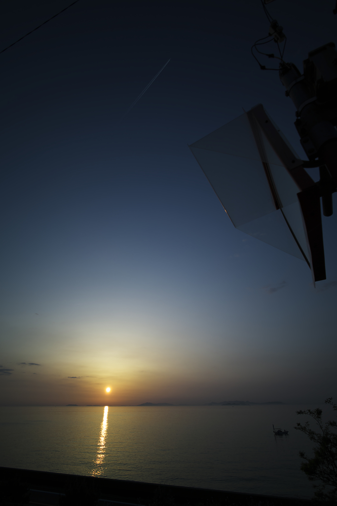 夕陽と藍空の飛行機雲