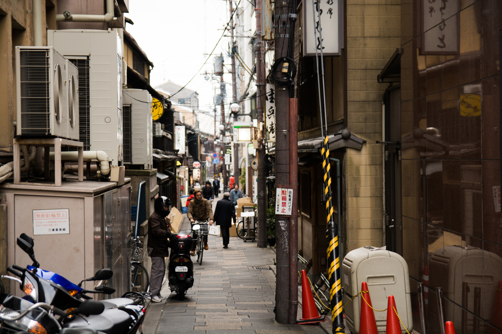 裏路地へ