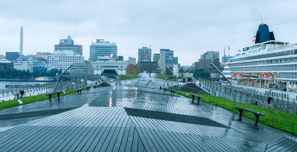 雨の横浜大さん橋