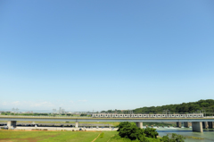 丸子橋から望む電車