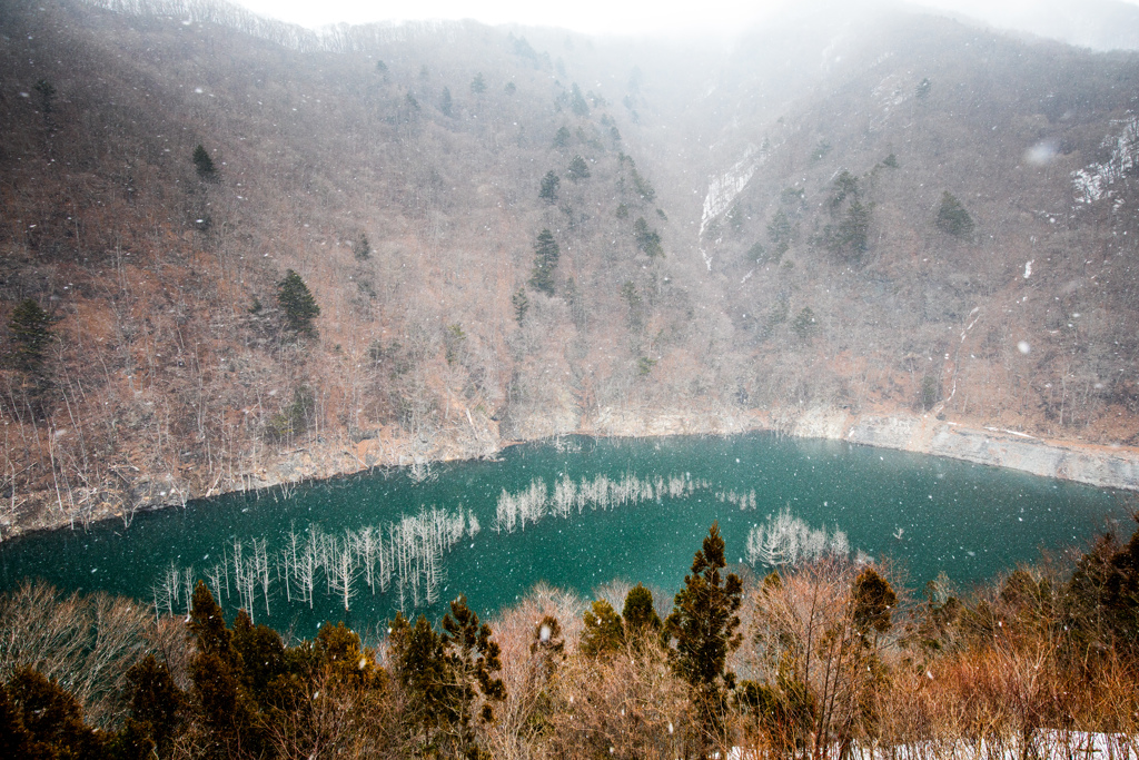 秘境に降る雪