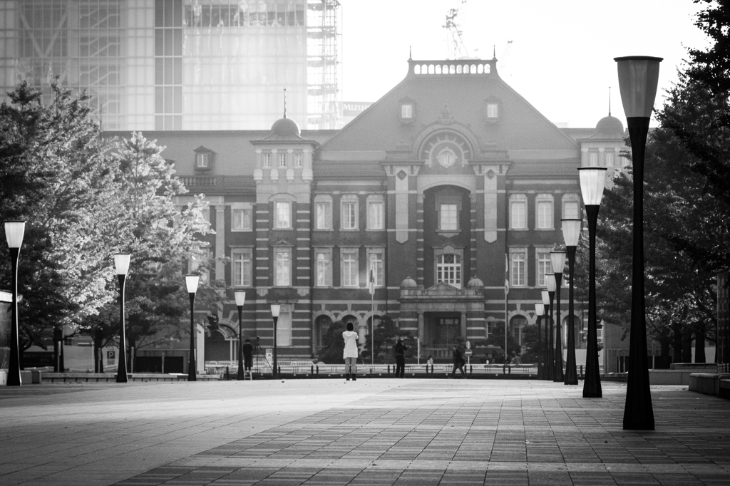 背中に朝日を受ける東京駅舎