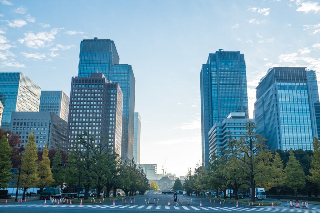 背中に朝日を受ける東京駅舎 その２