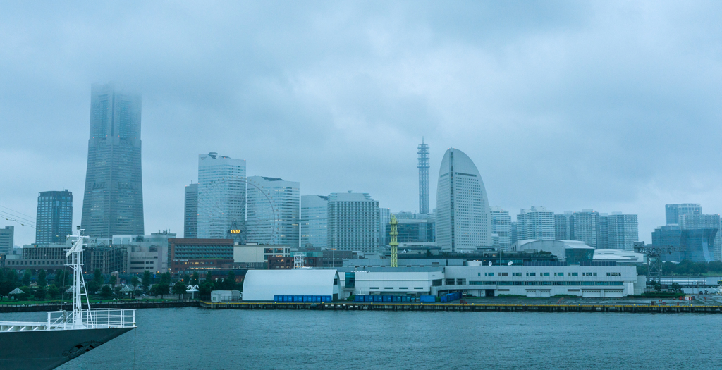 雨の横浜大さん橋