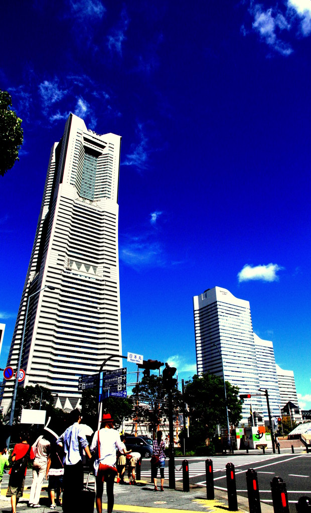晴れの日の午前中のランドマークタワー