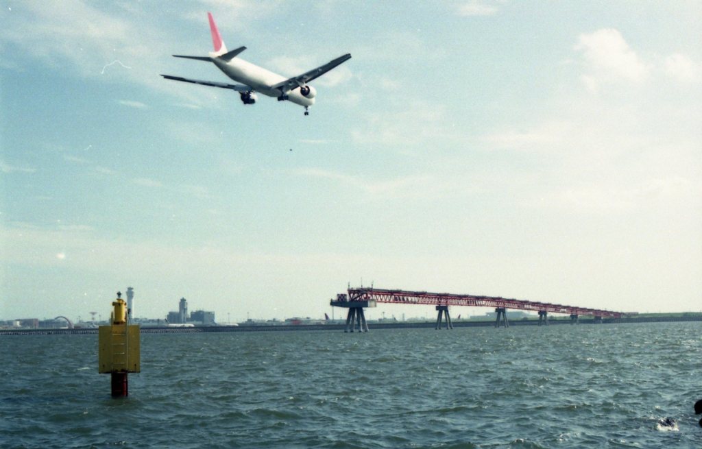 着陸する旅客機