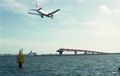 着陸する旅客機