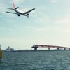 着陸する旅客機
