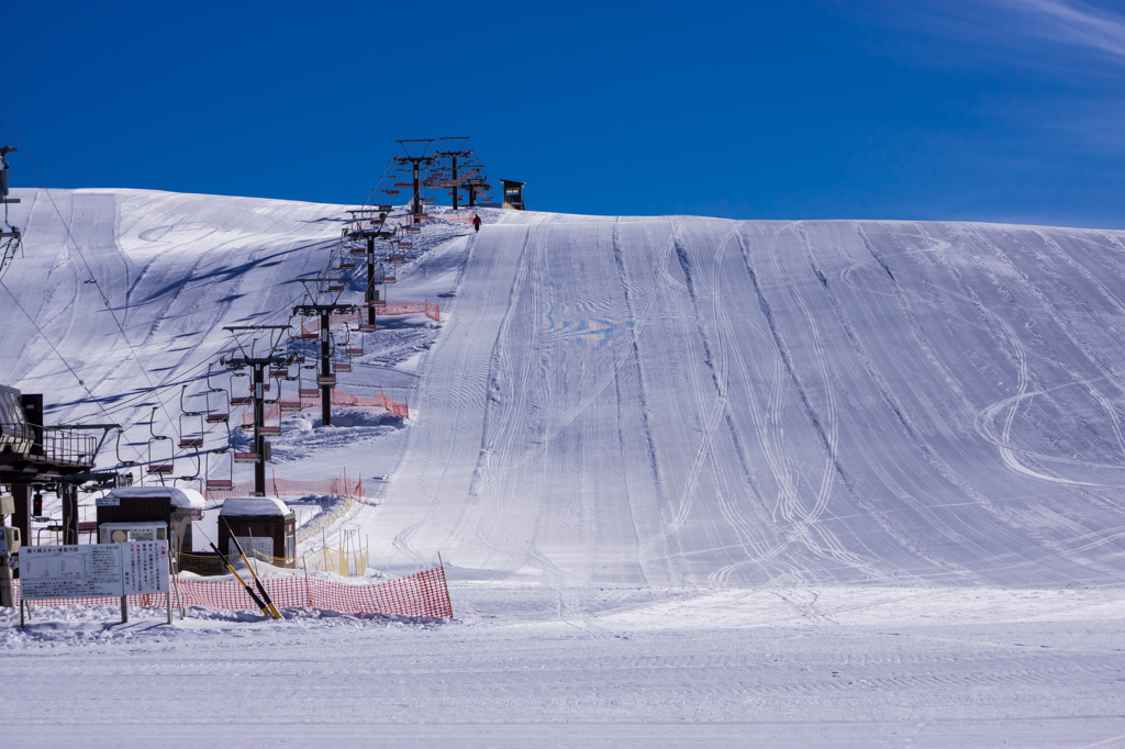 ピステンの跡が残る斜面