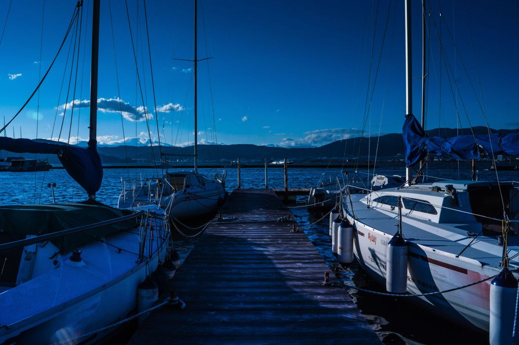 青いヨットハーバー