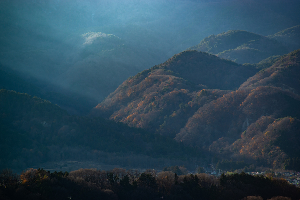 山間の光
