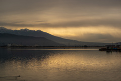 諏訪湖と山