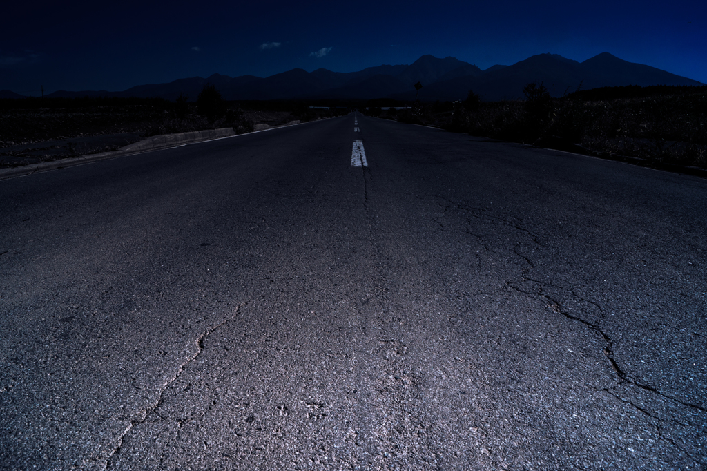 ひび割れるアスファルト