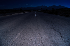 ひび割れるアスファルト