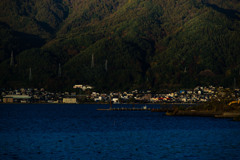 湖と山裾の町
