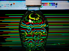 水入りペットボトルと液晶モニター2