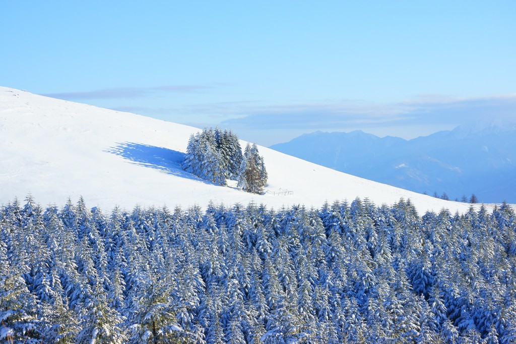 晴天の雪山