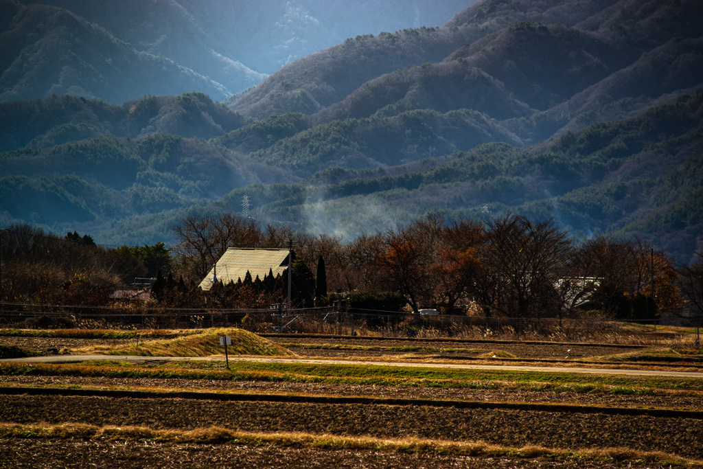 山間の