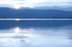湖面と山