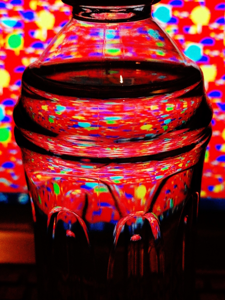 水入りペットボトルと液晶モニター