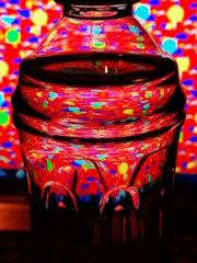 水入りペットボトルと液晶モニター