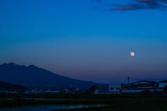 月と山