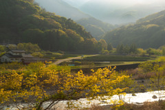 山間の