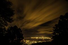 曇り空の夜景