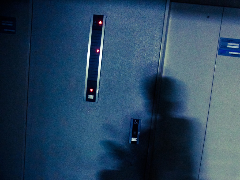 夜のエレベーター