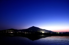 可也山と水田と夜空２
